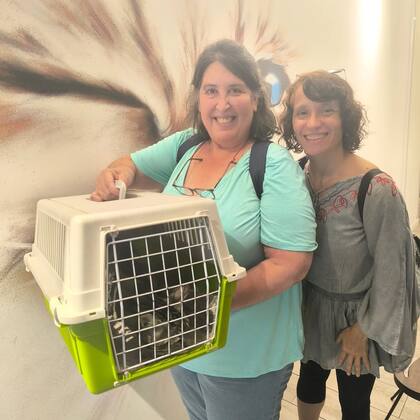 Patricia y una amiga el día que fue a buscar a Techito al centro de adopción Cafelino.