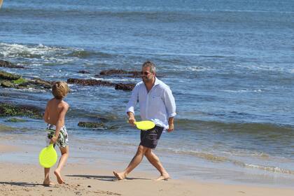 Patricio Giménez entreteniendo a su sobrino en la playa