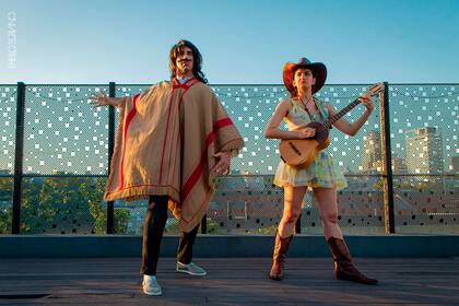 Patricio Abadi y Luciana Buschi, en El Dramaturgo 2.0, al aire libre en la terraza de Border