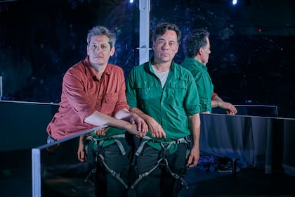 Patricio Aramburo y Diego Velázquez, en medio del juego de espejos que propone la obra Una sombra voraz