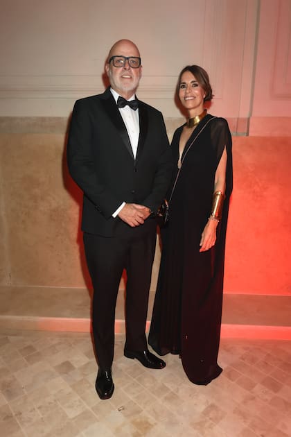 Patricio Buteler y la interiorista Danu Galito, con túnica negra y accesorios dorados de gran porte.