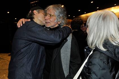 Patricio Contreras y Joaquín Furriel, fundidos en un sentido abrazo