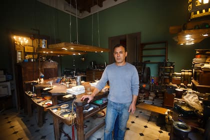 Patricio Draghi, en su taller: “Lo más difícil es reaccionar a tiempo y tomar decisiones inteligentes: qué levantar, qué evacuar. El daño se ve cuando volvés a entrar a tu espacio".