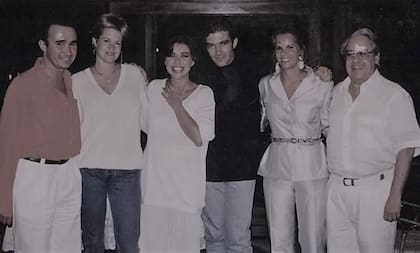 Patricio Etchegaray, Melanie Griffith, Andrea Tenuta, Antonio Banderas junto al matrimonio de Enriqueta y Gilberto Scarpa