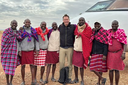 Patricio, junto a guías del pueblo masái, en Kenia, antes de seguir viaje en el avión de National Geographic