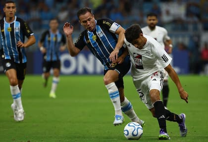Patricio Madero intenta desbordar a Arthur Melo: Riestra jugó para bloquear a Gremio, que desató el nudo en el final