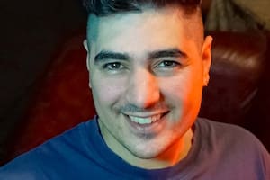 Es enfermero, estudió ingeniería y hace reír desafiando a la IA en las redes sociales