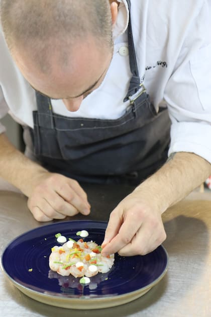 Patricio Negro, chef de Sarasanegro, ajusta detalles en una entrada de vieiras.