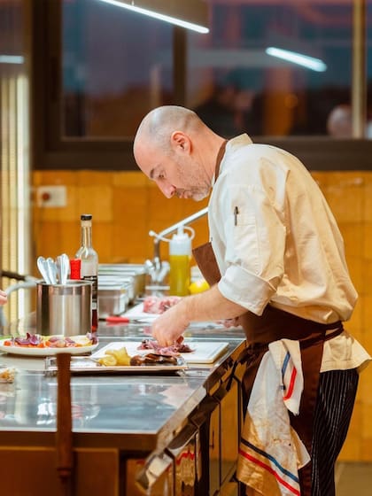 Patricio Negro convocó a Leo Perales para abrir la nueva parrilla Furia Puro Fuego.