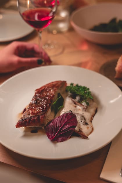 Patricio Negro trabaja y selecciona la mejor pesca de Mar del Plata para los platos de la carta