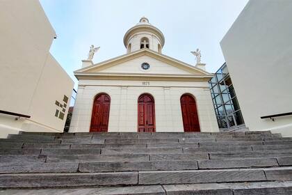 Patricio Peralta Ramos hizo construir la capilla en memoria de su esposa, Cecilia Robles, que había fallecido en 1861 al dar a luz a su decimocuarto hijo.