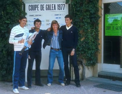 Patricio Rodríguez (capitán), Fernando Dalla Fontana, Alejandro Gattiker y José Luis Clerc, campeones de la Copa Galea 1977, en Francia