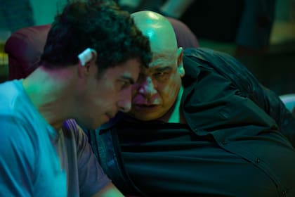 Patricio Salgado (Esteban Lamothe) con El Sapo (Roly Serrano)
