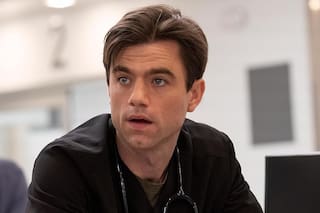 Un actor de The Pitt se quebró al contar que gracias a la serie pudo saldar sus deudas