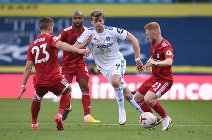 Patrick Bamford de Leeds, en accin con Harrison Reed y Joe Bryan Pool, de Fulham, en la fecha pasada. El equipo de Bielsa viene de ganar.