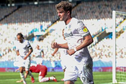 Patrick Bamford, goleador de Leeds, una de las figuras del equipo de Marcelo Bielsa