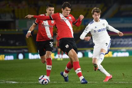 Definición cruzada, baja y de zurda, de Bamford, que con su decimotercer tanto en la temporada quedó entre los cinco primeros anotadores de la Premier League.