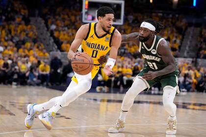 Patrick Beverley, base de Milwaukee Bucks, marca a Tyrese Haliburton, de Indiana Pacers, que eliminó a su rival por 4-2 en su serie de playoffs de la NBA, en Indianápolis.
