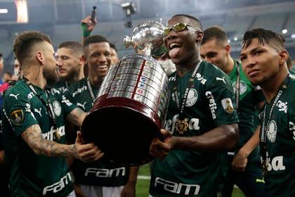 Patrick de Paula levanta el trofeo en la celebración con sus compañeros tras el triunfo de Palmeiras sobre Santos