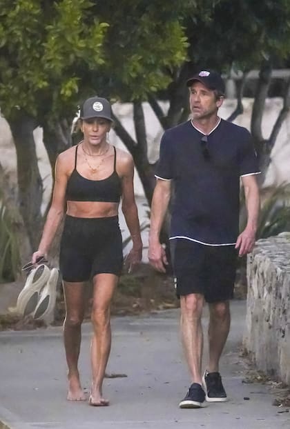 Patrick Dempsey y su esposa Jillian Fink decidieron pasar las fiestas de fin de año en Saint Barth, pero en su caso, fue más común verlos disfrutar de caminatas por las calles cercanas a las playas, aprovechando las vistas del atardecer y la brisa cálida de la isla