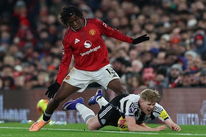 Patrick Dorgu, de Manchester United, lucha por la pelota con Lewis Hall durante el partido en Old Trafford por la fecha 18 de la Premier League.