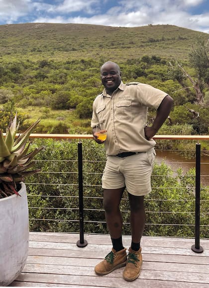 Patrick es uno de los guías. Él trabaja en Bayethe; cada uno tiene asignado un lodge dentro de la reserva.