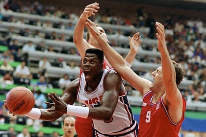 Patrick Ewing, estandarte de New York Knicks, defendido por los croatas Franco Arapovic y Dino Radja