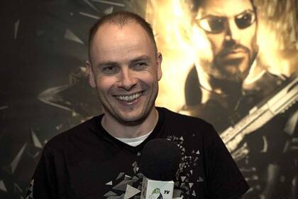 Patrick Fortier, de Eidos, durante la presentación de Deus Ex (2016)