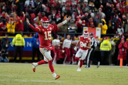 Patrick Mahomes (15), quarterback de los Chiefs de Kansas City, celebra después de derrotar 32-29 a los Bills de Buffalo en el Juego de Campeonato de la AFC, en los playoffs de la NFL