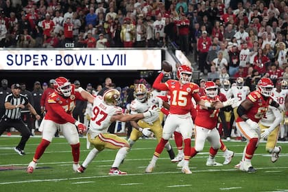 Patrick Mahomes prepara el pase durante el Super Bowl LVIII 
