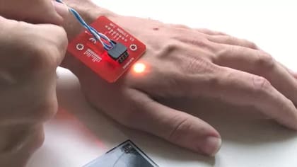 Patrick Paumen tiene un microchip bajo la piel de su mano izquierda y se enciende cuando entra en contacto con un punto de pago electrónico