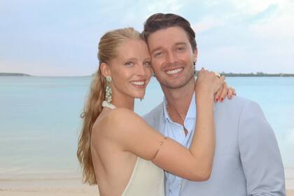 Patrick Schwarzenegger junto a su actual pareja, la modelo Abby Champion