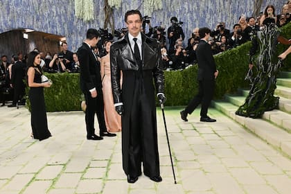 Patrick Schwarzenegger sorprendió con un atuendo de etiqueta poco convencional. El hijo de Terminator llevó una chaqueta de cuero superpuesta sobre un saco sastrero largo y un bastón como parte de su look