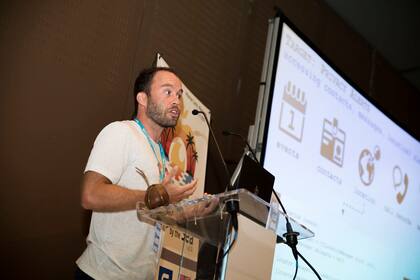 Patrick Wardle, creador de un conjunto de herramientas de seguridad para las Mac y uno de los descubridores del nuevo malware GoSearch22; Patrick es fan del mate, y en la imagen se lo ve con uno sobre el atril