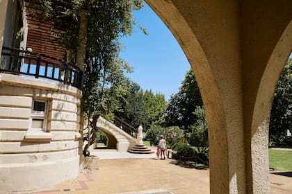 Patrimonio con cien años a cuestas: el edificio actual -levantado por la empresa alemana Siemens- conserva sus cabriadas originales y una fachada que más de uno comparó con la del histórico Tigre Hotel. Los vitrales, dañados durante la pandemia, hoy cuestan más restaurarlos que empezar de nuevo