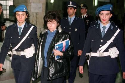 Patrizia Reggiani, en 1998, escoltada en el juzgado de Milán donde fue sentenciada por el asesinato de su exmarido, Maurizzio Gucci.