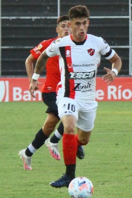 Lautaro Comas, único delantero de Patronato, conduce la pelota