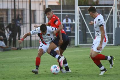 Pura lucha en Päraná: Gudiño, que salió lesionado, es trabado por un rival