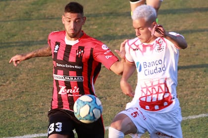 Lautaro Torres (Patronato) y Santiago Hezze (Huracan), un partido con emociones en Paraná, en el arranque de la 2° fecha de la Copa Liga Profesional del fútbol argentino