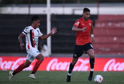 Avanza con la pelota dominada Insaurralde, autor del gol del triunfo de Independiente