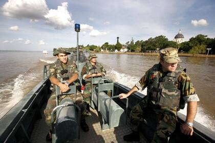 Patrullaje de agentes federales en el Noreste de la Argentina