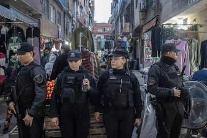 Patrullaje en la 1.11.14: agentes recorren la zona comercial como parte del despliegue de seguridad