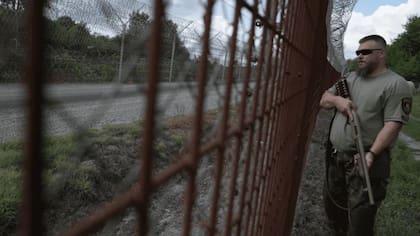 Patrullas ciudadanas como Sandor Nagy y Eric Molner (en la foto) reciben pagos del estado para proteger la frontera de Hungría con Serbia