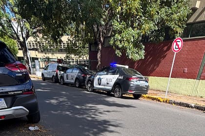 Patrulleros apostados en la puerta de la Escuela Técnica Luis Huergo, en Caballito
