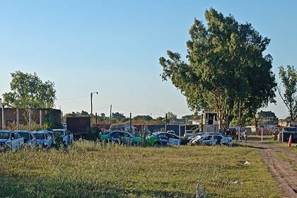 Patrulleros, como chatarra en un depósito municipal