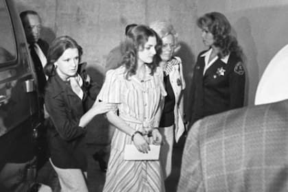 La heredera ingresa con escolta al tribunal de Los Ángeles donde será juzgada, en 1976