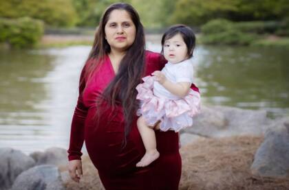 Patty todavía embarazada de su último hijo con la anterior en brazos