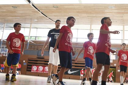 Pau Gasol se divierte con los chicos en el campus realizado en 2019