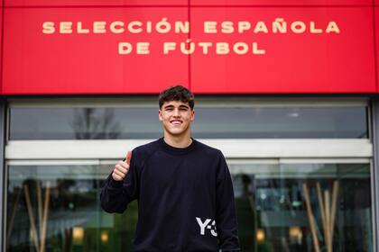 Pau Cubarsí, juvenil defensor central de Barcelona y uno de los jugadores a seguir en el fútbol olímpico de París 2024