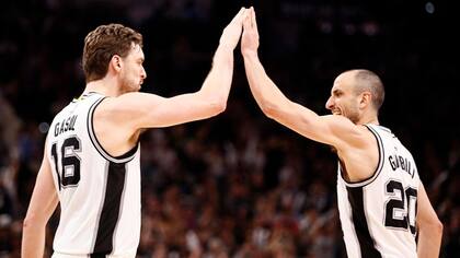 Pau Gasol compartió equipo con Manu Ginóbili en los Spurs entre 2016 y 2019